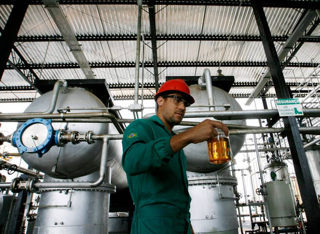브라질의 한 바이오원료 공장에서 근로자가 원료 샘플을 확인하고 있다. /로이터=뉴스1