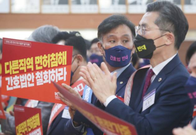 (서울=뉴스1) 송원영 기자 = 박성민 대한의사협회 대의원회 의장이 15일 서울 영등포구 서울시의사회관에서 열린 '간호법 규탄 전국 의사 대표자 궐기대회'에서 '간호법 반대' 마스크를 쓰고 있다. 2022.5.15/뉴스1