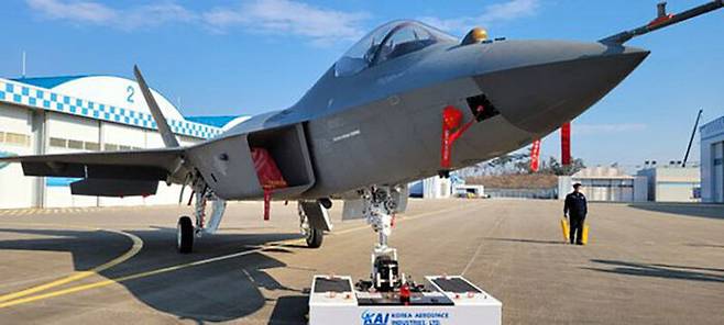 조립과 도색이 끝나 조립동 밖으로 옮기진 KF-21 시제기