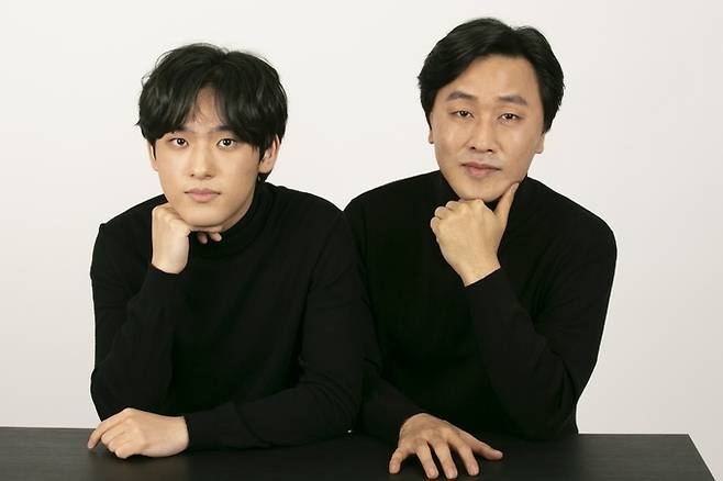 제16회 반 클라이번 국제 피아노 콩쿠르에서 역대 최연소 우승자가 된 임윤찬(왼쪽)과 스승인 손민수 교수. 구본숙 작가 제공