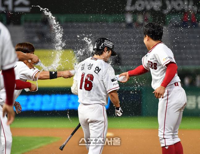 SSG 9번타자 김성현이 22일 인천SSG랜더스필드에서 열린 2022프로야구 SSG랜더스와 두산베어스의 경기 10회말 1사 만루에서 희생타를 날려 3루주자 박성한의 끝내기 득점을 만들어냈다. 비디오판독까지 했지만 득점이 인정되며 끝내기 승리를 거둔 SSG. 승리가 확정되자 동료들이 김성현에 시원하 생수 세례를 퍼붓고 있다. 문학 | 강영조기자kanjo@sportsseoul.com