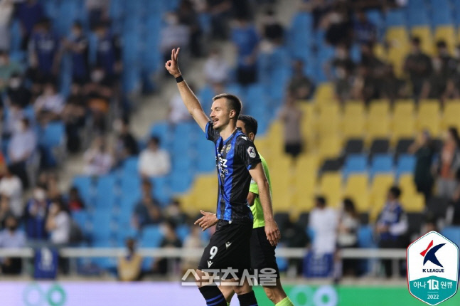 인천 유나이티드의 무고사가 22일 저녁 홈에서 열린 2022 K리그1 강원FC와의 경기에서 후반 24분 해트트릭을 완성한 뒤 골세리머니를 펼치고 있다. 한국프로축구연맹