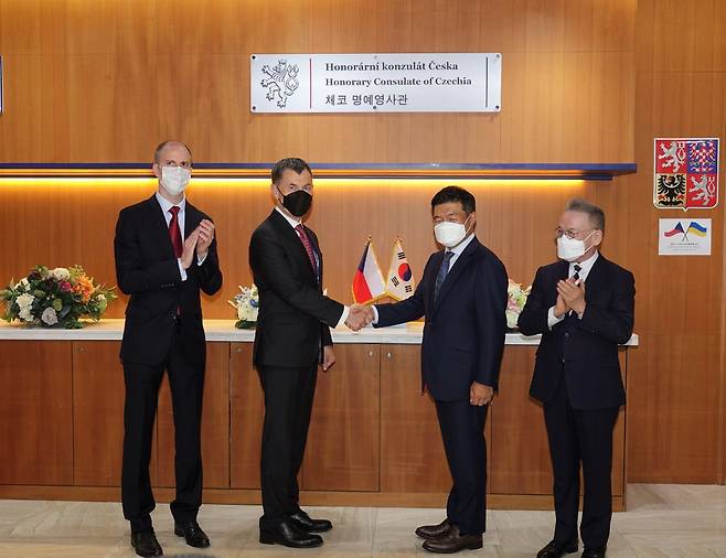 구스타브 슬라메취카 주한체코대사(왼쪽서 두번째)와 강호찬(왼쪽서 세번째) 체코명예영사 등이 22일 부산 해운대구 KNN타워 안 '주부산 체코명예영사관' 개관식을 갖고 있다./부산체코명예영사관