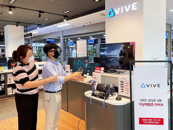 전자랜드 파워센터 용산IT점에서 고객들에 HTC 바이브 제품을 체험하고 있다.