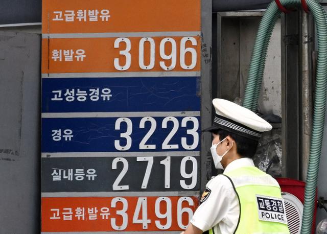 휘발유와 경유 가격이 연일 최고가를 경신하는 가운데 22일 서울의 한 주유소 휘발유 판매 가격이 3,000원대를 돌파했다. 홍인기 기자