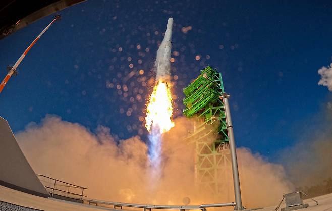순수 국내기술로 제작된 한국형 최초 우주발사체 '누리호'(KSLV-Ⅱ)'가 21일 전남 고흥군 나로우주센터에서 발사되고 있다. /사진=뉴스1(공동취재단)