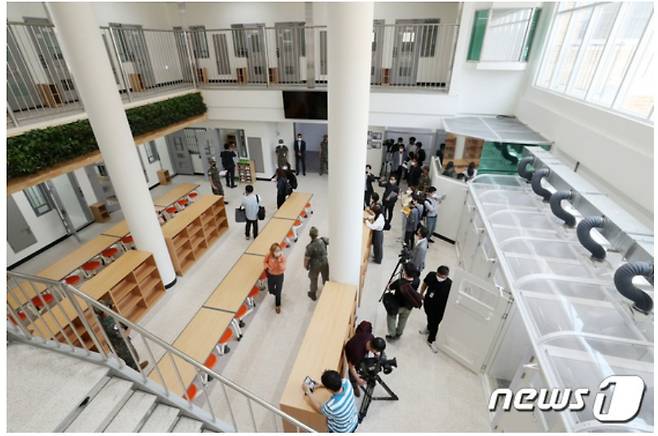 지난 20일 경기도 이천 소재 국군교도소에서 군 관계자들이 취재진에 시설을 안내하고 있다. 2022.6.23/뉴스1 ⓒ News1 민경석 기자