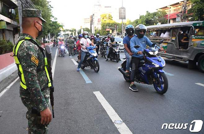 리핀 수도 마닐라 한 도로. 2022.05.08/뉴스1 © AFP=뉴스1 © News1 김민수 기자