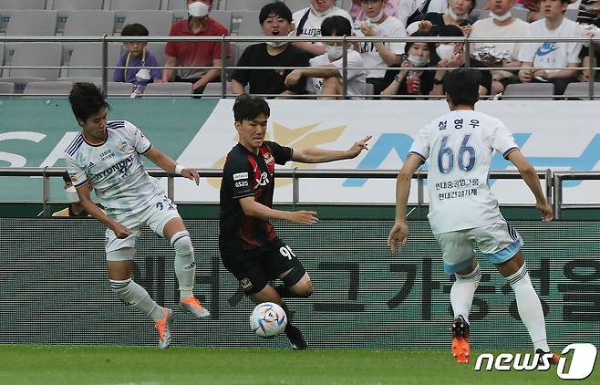 22일 오후 서울 마포구 월드컵경기장에서 열린 프로축구 2022 K리그 FC서울과 울산 현대의 경기에서 FC서울 황인범이 드리볼 돌파를 하고 있다. 2022.6.22/뉴스1 © News1 박세연 기자