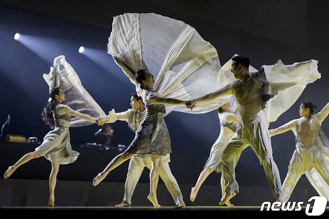 23일 국립극장 해오름극장에서 열린 '회오리' 프레스콜. (국립극장 제공)© 뉴스1