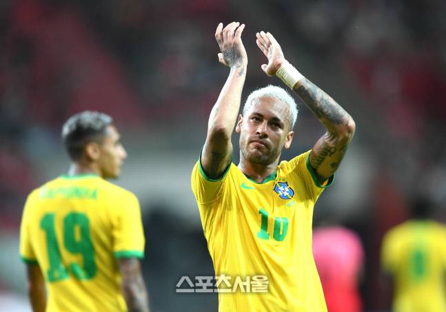 브라질 네이마르(10번)가 2일 서울월드컵경기장에서 열린 한국과 친선경기에서 PK골을 성공시킨 후 환호하고 있다. 상암 | 최승섭기자 thunder@sportsseoul.com