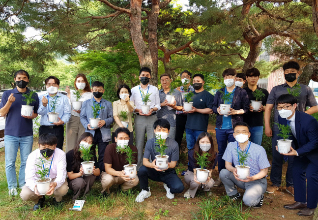 반려나무 나눔 사업 실천하는 한국마사회 임직원들