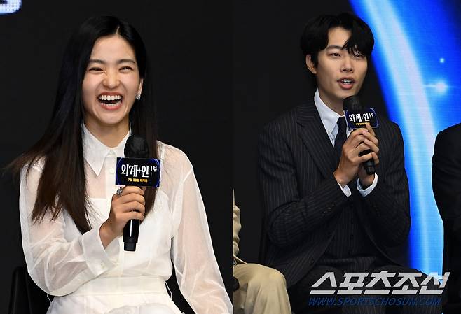 영화 '외계+인' 1부의 제작보고회가 23일 여의도 콘래드서울에서 열렸다. '외계+인' 1부는 고려 말 소문 속의 신검을 차지하려는 도사들과 2022년 인간의 몸 속에 수감된 외계인 죄수를 쫓는 이들 사이에 시간의 문이 열리며 펼쳐지는 이야기를 그린 영화다. 인사말을 하는 김태리 류준열의 모습. 허상욱 기자wook@sportschosun.com