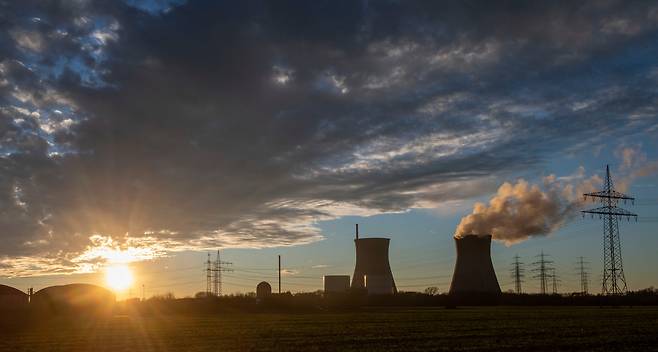 작년12월 31일(현지시간) 가동 중단이 임박한 독일 바이에른주 군트레밍엔 원자력 발전소의 냉각탑에서 수증기가 솟아오르고 있다. 유럽연합(EU) 집행위원회는 원자력 발전에 대한 투자를 환경·기후 친화적인 '녹색' 사업으로 분류하는 규정 초안을 제안했다. /연합뉴스