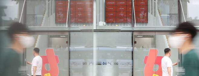 지난 20일 서울 서초구의 가상화폐 거래소인 빗썸 고객센터 스크린에 비트코인 등 가상자산 시세가 나오고 있다. /연합뉴스