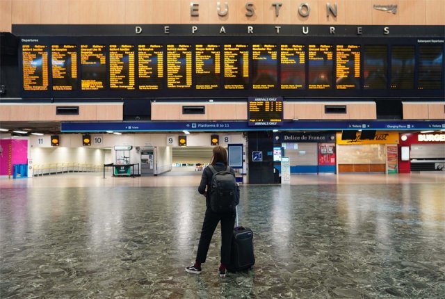 21일(현지시간) 철도 파업 첫날 런던 유스턴 역에서 한 승객이 출발 게시판을 바라보고 있다. 런던=AP/뉴시스