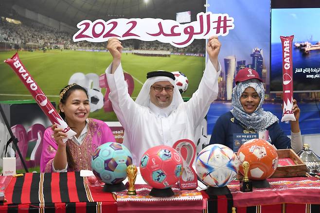 주한카타르대사관 부스에서 직원들이 오는 11월 카타르에서 열리는 2022 카타르월드컵을 홍보하고 있다.