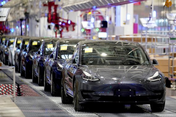 FILE PHOTO: Tesla China-made Model 3 vehicles are seen during a delivery event at the carmaker's factory in Shanghai, China January 7, 2020. REUTERS/Aly Song/File Photo /REUTERS/뉴스1 /사진=뉴스1 외신화상