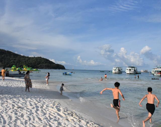 10일 베트남인들에게 인기가 높은 푸꾸옥 동부의 싸오 해변에서 현지 어린이들이 물놀이를 즐기고 있다. 푸꾸옥=정재호 특파원