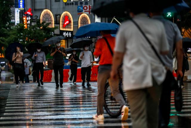 전국적으로 장맛비가 내리고 있는 23일 오후 서울 종로구 광화문광장 인근에서 쏟아지는 폭우에 시민들이 우산을 쓴 채 이동하고 있다. 뉴시스