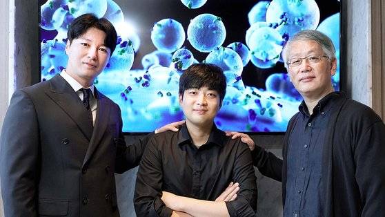 시프트바이오의 의사 3인방 공동 창업자가 회사의 주력 기술인 엑소좀을 배경으로 모였다. 왼쪽부터 이원용 리원피부과 원장, 남기훈 박사. 김인산 한국과학기술연구원(KIST) 책임연구원, 강정현 기자