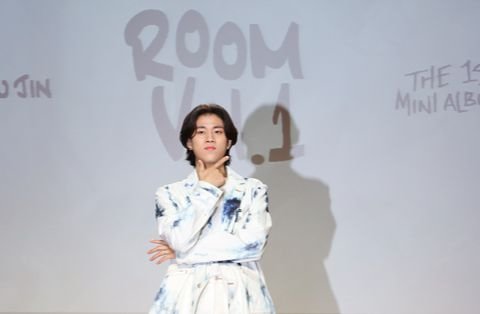 가수 이무진(22)이 데뷔 후 첫 미니앨범 '룸 vol.1'을 냈다. 사진 빅플래닛엔터