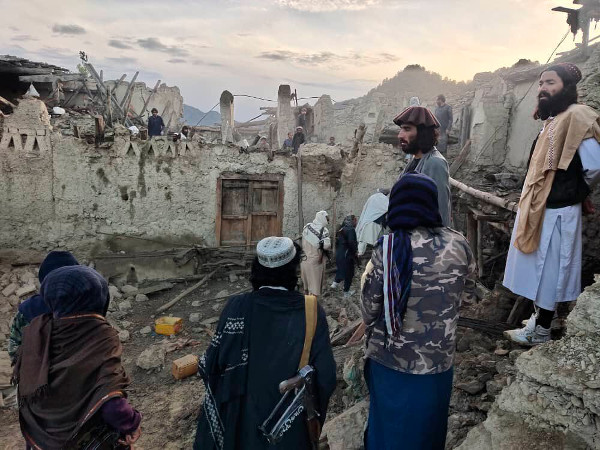 아프가니스탄 남동부 파크티카 지역 주민들이 22일(현지시간) 규모 5.9의 강진으로 무너진 건물 잔해를 바라보고 있다. 지진으로 1000명 이상이 사망한 것으로 전해졌다. 당국의 구조가 진행될수록 추가 피해 상황이 속속 확인되고 있어 인명피해는 더 불어날 것으로 우려된다. AP연합뉴스