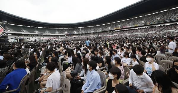 23일 발표된 신종 코로나바이러스 감염증(코로나19) 일일 신규 확진자가 7497명으로 집계됐다. 전날 8992명보다 1495명 감소한 수치다. 사진은 지난 18일 서울 송파구 종합운동장 주경기장에서 열린 '제28회 드림콘서트'에 K-POP 공연을 보기위해 모인 팬들. /사진=뉴스1