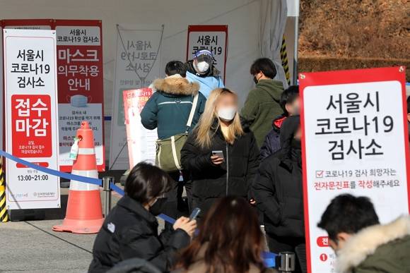 코로나19 백신 예방접종 이후 이상반응 사례 신고 중 누적 1만8548건(33.8%)의 피해 보상이 끝났다. 사진은 지난 겨울 서울시내 한 선별진료소 모습. /사진=뉴스1