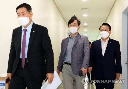 국민의힘 해수부 공무원 피격사건 진상조사TF 해경 방문 : 국민의힘 해수부 공무원 피격사건 진상조사TF 하태경 위원장, 신원식 의원등이 지난 22일 인천 연수구 해양경찰청을 방문하는 모습. 23일 오후 서울 용산 국방부를 방문했다. 국회사진기자단