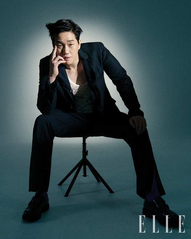 The main character of The House of Paper has united.Three Actor Yoo Ji-tae, Park Hae Soo and Jeon Jongseo from the Netflix series House of Paper: Common Economic Zone recently hosted a photo shoot with fashion magazine Elle.The House of Paper: Joint Economic Zone, a remake of the Spanish series of the same name, is a hostage-hit drama of the past, in which genius strategists and robbers with different abilities confront extraordinary variables in the background of the Korean peninsula just before unification.This picture captures the subtle tension of the three actors, who are tangled with their desires, like the intense side of the characters in the play.In an interview after filming, Yoo Ji-tae, who plays the role of Professor who planned the robbery of the past colostrum, said, I compressed the contents of the original work into only 12 episodes over two seasons.He does not explain for explanation, but throws points with a slightly more organized plot. There will be pleasure from rapid development. In the compressed version, I thought the way to show the professors charm at once was the voice.After a while, I made a professors voice by referring to the narration ambassador of animation. Park Hae Soo, who was in charge of the field at the Mint, said, Although there was no concern or burden due to the well-received original, I could clearly see the difference between The House of Papers: the Community Economic Zone.The story has a sense of speed, and the warriors of the characters have created a clear power of the Korean version. Berlin is a fictional figure, but the situation itself is a metaphor, so I can feel the more sad side.Another main axis of the robbery team, Tokyo station Jeon Jongseo, said, The picture of the near future is very well expressed, and the situation between the two Koreas is a tense factor and also acts as a meaning of harmony.The two-sided situation is full in the background space of the Mint. The viewers are likely to imagine my existing image in the free-spirited charm and atmosphere of the original Toyota.But the remake of Tokyo is calmer, more like someone trying to sort things out - trying to maintain a refined, chic tone of smoke.You can expect a new face of Jeon Jongseo 