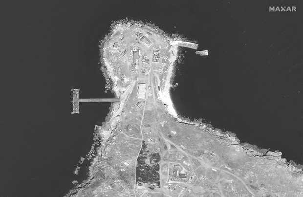 우크라이나군 공습 후인 21일(현지시간) 미국 상업위성업체 맥사 테크놀로지 위성에 포착된 뱀섬 모습./AP 연합뉴스