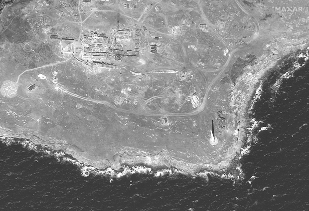 우크라이나군 공습 전인 6월 17일(현지시간) 미국 상업위성업체 맥사 테크놀로지 위성에 포착된 뱀섬 모습./AP 연합뉴스