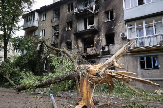 22일(현지시간) 우크라이나 동부 도네츠크인민공화국(DPR) 도네츠크의 한 아파트 건물이 포격으로 검게 그을려 있다. (사진=AP/뉴시스)
