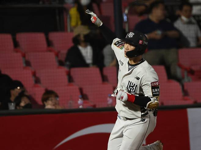 24일 수원케이티위즈파크에서 열린 2022 KBO리그 프로야구 LG트윈스와 KT위즈 경기. 7회말 1사 주자 없는 상황에서 KT 장준원이 홈런을 치고 베이스를 돌고 있다. 사진=연합뉴스