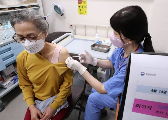 서울 은평구에 위치한 한 병원에서 시민이 코로나19 4차 접종을 받고 있다. [사진=뉴스1]