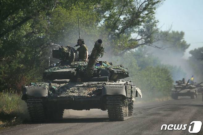 러시아군이 리시찬스크 지역에 대한 공세를 강화하는 가운데 우크라이나군이 지난 21일(현지시간) 우크라이나군 탱크가 도로를 달리고 있다. © AFP=뉴스1 © News1 원태성 기자
