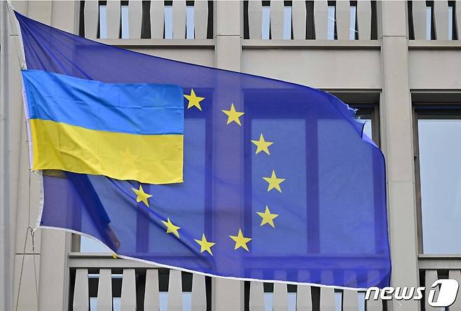 유럽연합(EU) 깃발 앞에 우크라이나 국기가 게양돼 있다. © AFP=뉴스1 © News1 정윤영 기자