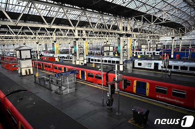 지난 21일(현지시간) 철도 노조가 30년 만에 최대 규모 파업에 돌입한 런던 워털루 역에 텅 빈 플랫폼과 멈춘 열차가 보인다. © AFP=뉴스1 © News1 우동명 기자