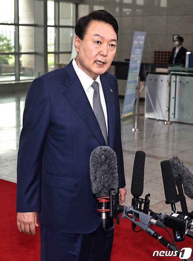 윤석열 대통령이 24일 오전 용산 대통령실 청사로 출근하며 취재진과 약식회견을 하고 있다. (대통령실사진기자단) 2022.6.24/뉴스1 © News1 오대일 기자