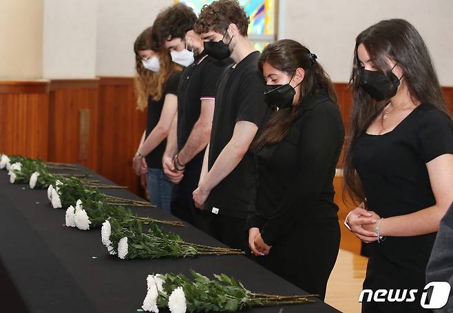 24일 오전 대구 달서구 계명대학교 성서캠퍼스에서 열린 추념식에서 16개국 참전국의 유학생들이 헌화한 뒤 희생자를 위로하는 묵념을 하고 있다. (계명대 제공) 2022.6.24/뉴스1 © News1 공정식 기자