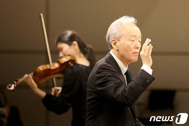 6·25전쟁 72주년을 하루 앞둔 24일 부산 남구 유엔평화기념관에서 열린 '금난새의 이야기가 있는 유엔평화음악회 The peace'에서 금난새 지휘자가 지휘를 하고 있다. 2022.6.24/뉴스1 © News1 김영훈 기자