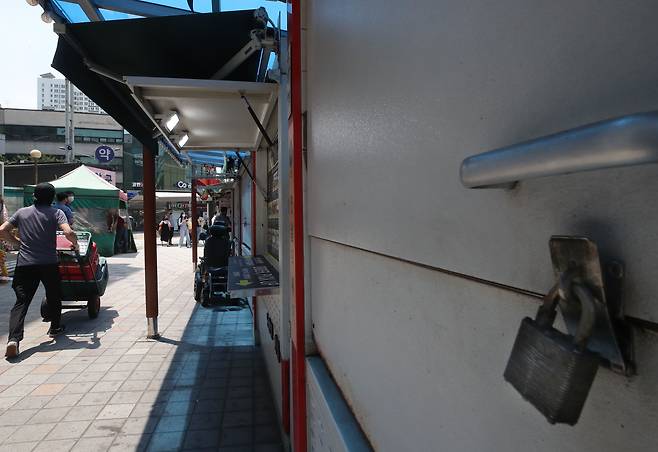 지난 6일 오후 서울 동작구 노량진 컵밥 거리가 점심 시간에도 썰렁한 모습이다. 고시생이 줄면서 매출이 떨어지자 영업을 중단하거나, 저녁 장사만 하는 점주들이 늘고 있다./ 장련성 기자