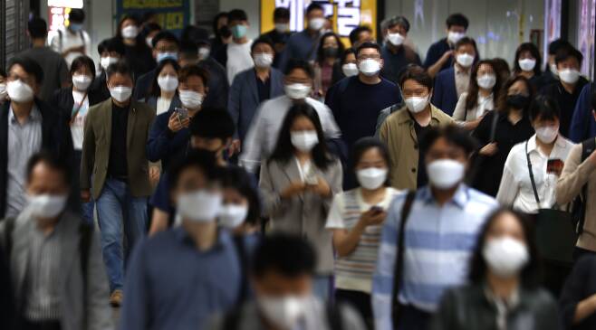 서울 지하철 광화문역에서 직장인 등 시민들이 걸어가고 있다. / 연합뉴스