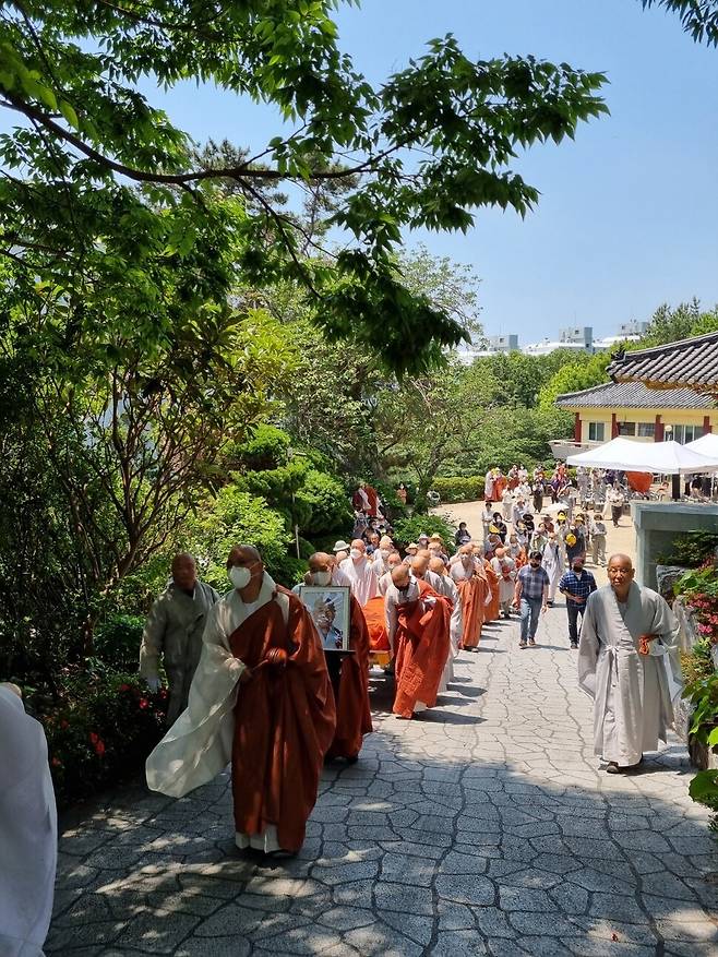 연관 스님이 마지막을 보낸 부산 관음사를 나서고 있는 법구. 사진 맑은소리 맑은나라 김윤희 제공