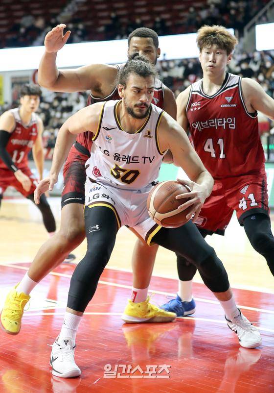 2021-2022 KGC인삼공사 정관장프로농구 안양 KGC와 창원 LG의 경기가 지난 1월 18일 오후 안양실내체육관에서 열렸다. LG 마레이가 KGC 수비를 제치고 루스볼을 잡고있다. 안양=정시종 기자 jung.sichong@edaily.co.kr