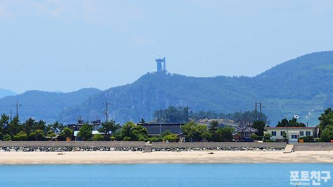추도에서 조망한 고흥 우주센터 전망대