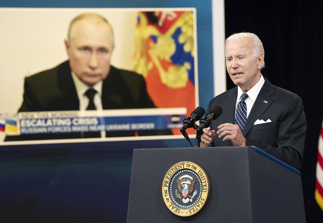 조 바이든 미국 대통령이 22일(현지시간) 백악관에서 블라디미르 푸틴 러시아 대통령의 사진을 배경으로 고유가 대책을 발표하고 있다. EPA연합뉴스