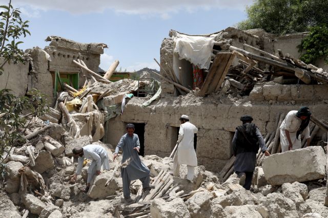 아프가니스탄 파크티카주 가얀에서 23일(현지시간) 주민들이 지진으로 무너진 건물의 잔해를 맨손으로 치우며 실종자를 수색하고 있다. 로이터연합뉴스