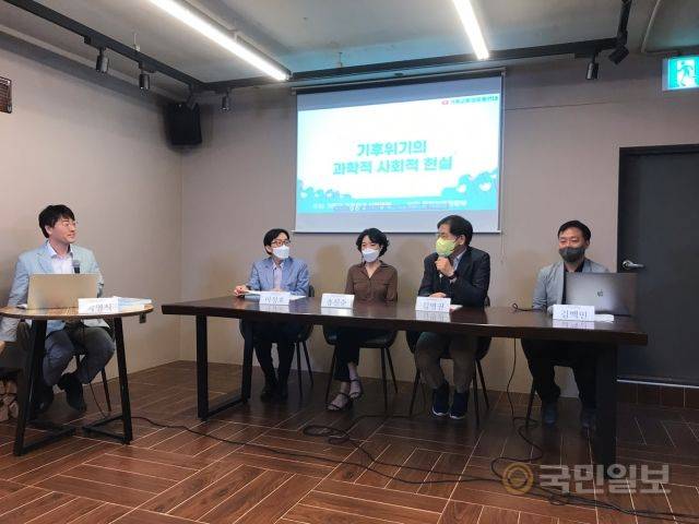 기후위기기독교신학포럼이 24일 ‘탄소중립 정책과 기독교 과제-기후위기의 과학적, 사회적 현실’을 주제로 포럼을 열었다. 박영식 서울신학대 교수, 연세대 이성호 박사, 이화여대 송진순 박사, 정의정책연구소 김병권 소장, 부경대 김백민 교수가 논찬을 하고있다.